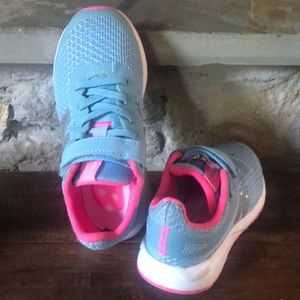 Like new New Balance girls Velcro tennis shoe